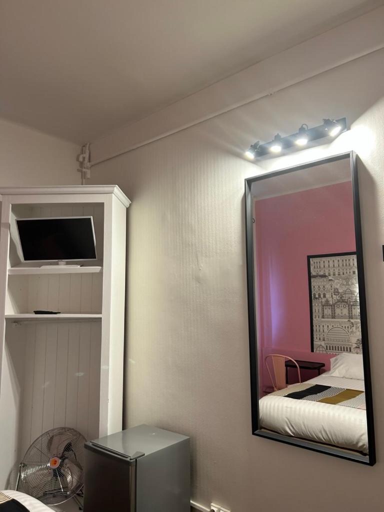 Hotel De La Croix-Rousse Лион Экстерьер фото