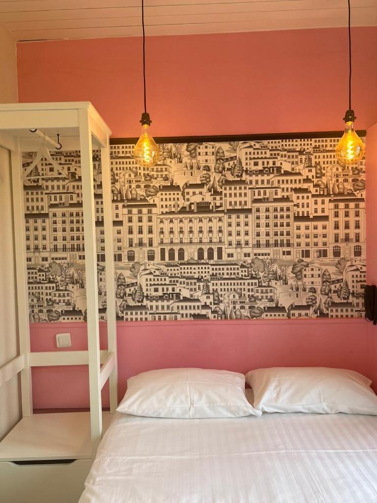 Hotel De La Croix-Rousse Лион Экстерьер фото